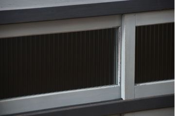 アンティーク家具　アンティークペイント　モールガラス入りの鉄脚収納棚(サイドボード、戸棚)