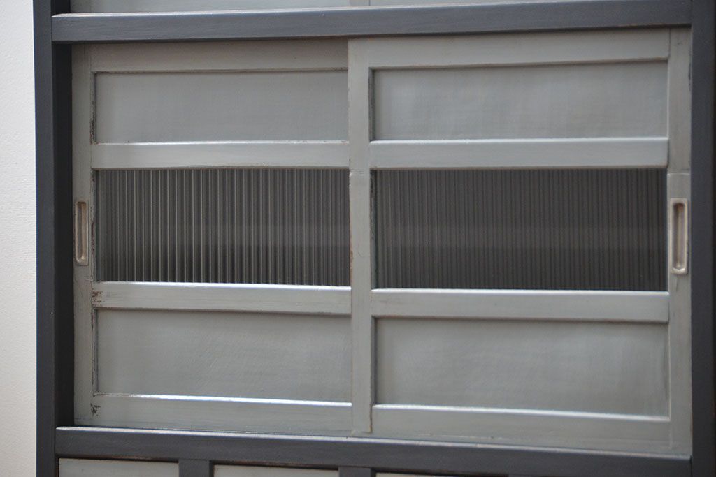 アンティーク家具　アンティークペイント　モールガラス入りの鉄脚収納棚(サイドボード、戸棚)