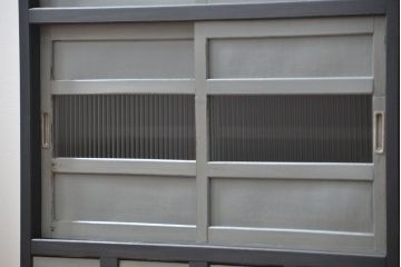 アンティーク家具　アンティークペイント　モールガラス入りの鉄脚収納棚(サイドボード、戸棚)