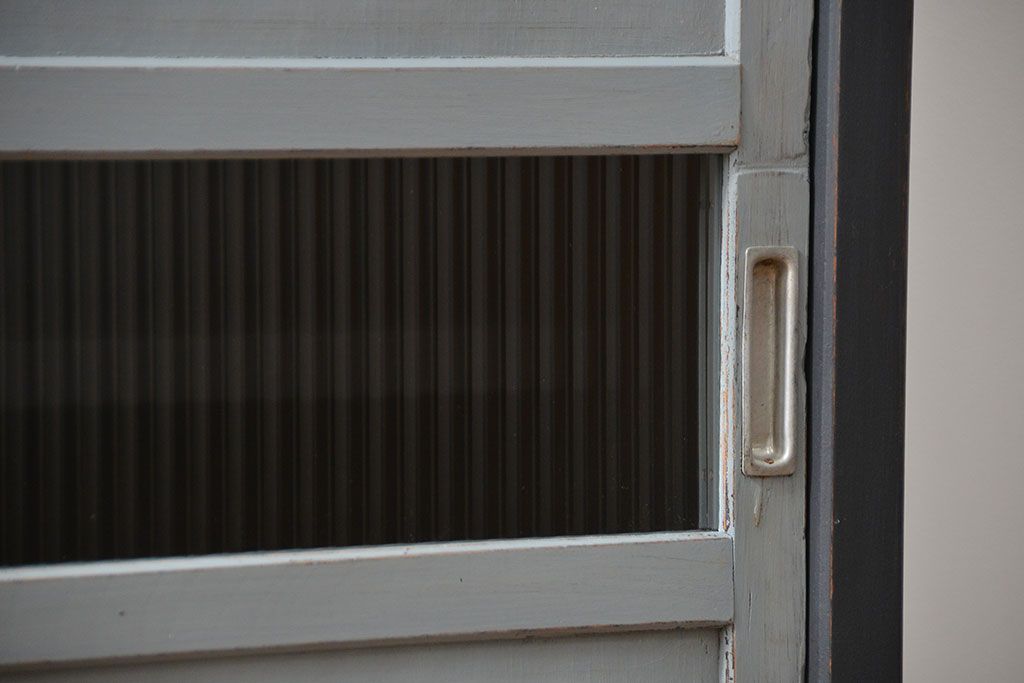 アンティーク家具　アンティークペイント　モールガラス入りの鉄脚収納棚(サイドボード、戸棚)