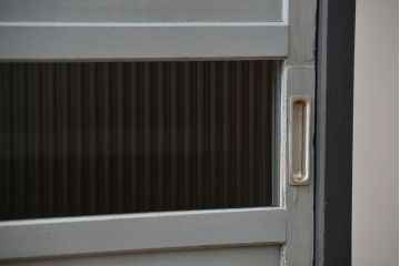 アンティーク家具　アンティークペイント　モールガラス入りの鉄脚収納棚(サイドボード、戸棚)