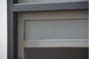 アンティーク家具　アンティークペイント　モールガラス入りの鉄脚収納棚(サイドボード、戸棚)