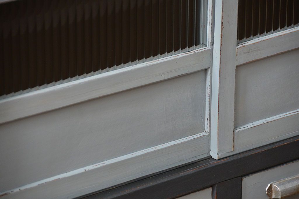 アンティーク家具　アンティークペイント　モールガラス入りの鉄脚収納棚(サイドボード、戸棚)