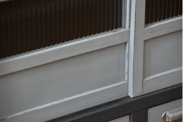 アンティーク家具　アンティークペイント　モールガラス入りの鉄脚収納棚(サイドボード、戸棚)