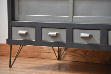 アンティーク家具　アンティークペイント　モールガラス入りの鉄脚収納棚(サイドボード、戸棚)