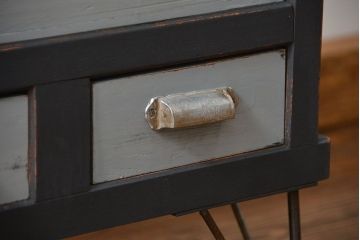 アンティーク家具　アンティークペイント　モールガラス入りの鉄脚収納棚(サイドボード、戸棚)