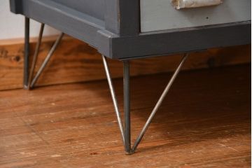 アンティーク家具　アンティークペイント　モールガラス入りの鉄脚収納棚(サイドボード、戸棚)