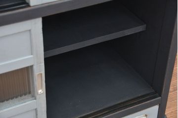 アンティーク家具　アンティークペイント　モールガラス入りの鉄脚収納棚(サイドボード、戸棚)