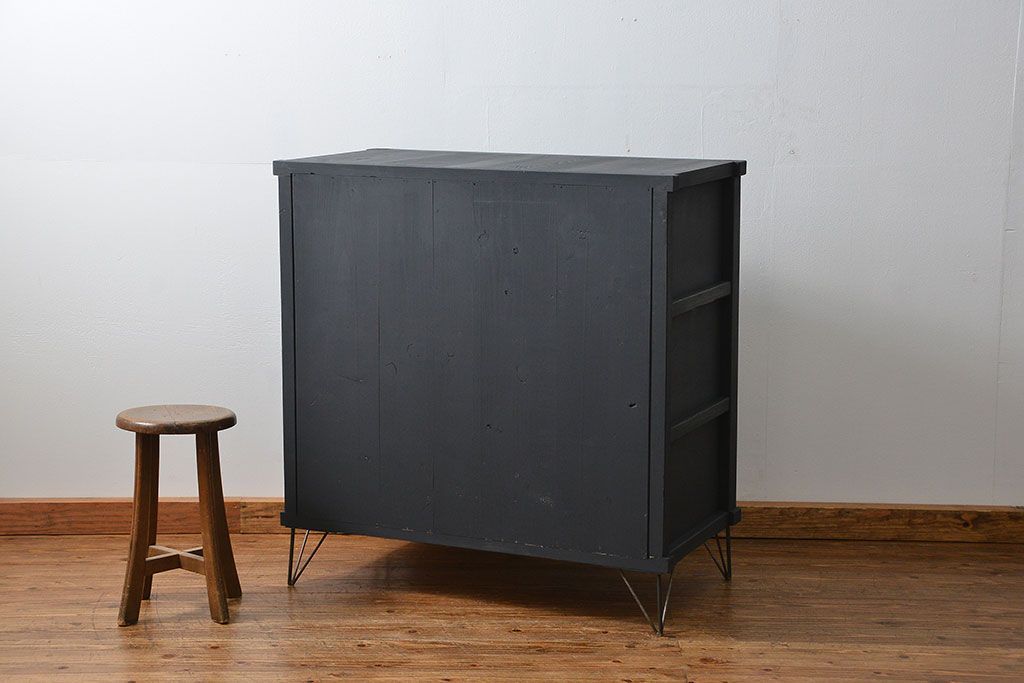 アンティーク家具　アンティークペイント　モールガラス入りの鉄脚収納棚(サイドボード、戸棚)