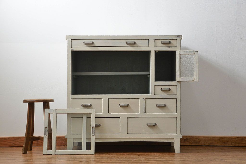 アンティーク家具　アンティークペイント　脚付き収納棚(戸棚、キャビネット、食器棚)