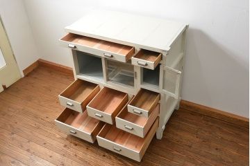 アンティーク家具　アンティークペイント　脚付き収納棚(戸棚、キャビネット、食器棚)