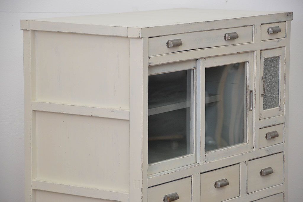 アンティーク家具　アンティークペイント　脚付き収納棚(戸棚、キャビネット、食器棚)