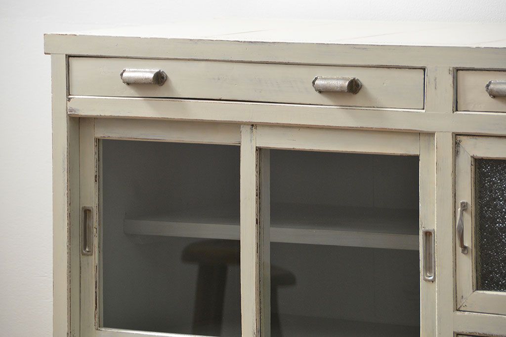 アンティーク家具　アンティークペイント　脚付き収納棚(戸棚、キャビネット、食器棚)