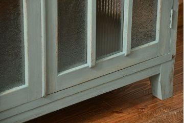 アンティーク家具　アンティークペイント　かわいい脚付きキッチンキャビネット(1)(食器棚、収納棚)