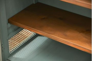 アンティーク家具　アンティークペイント　かわいい脚付きキッチンキャビネット(1)(食器棚、収納棚)