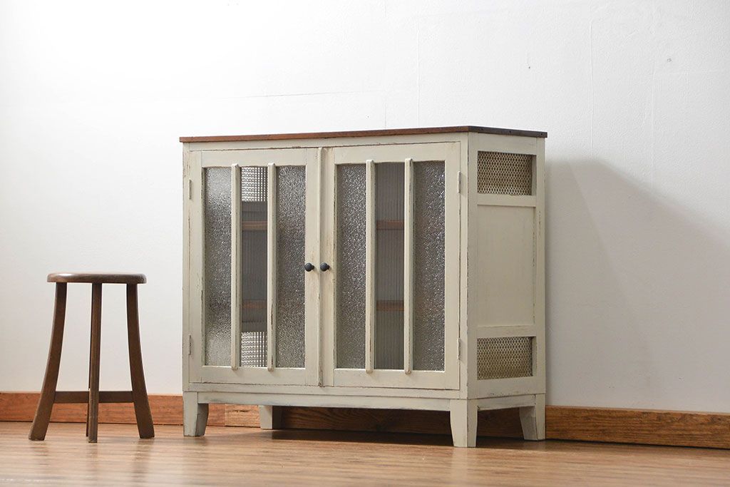 アンティーク家具　アンティークペイント　かわいい脚付きキッチンキャビネット(2)(食器棚、収納棚)