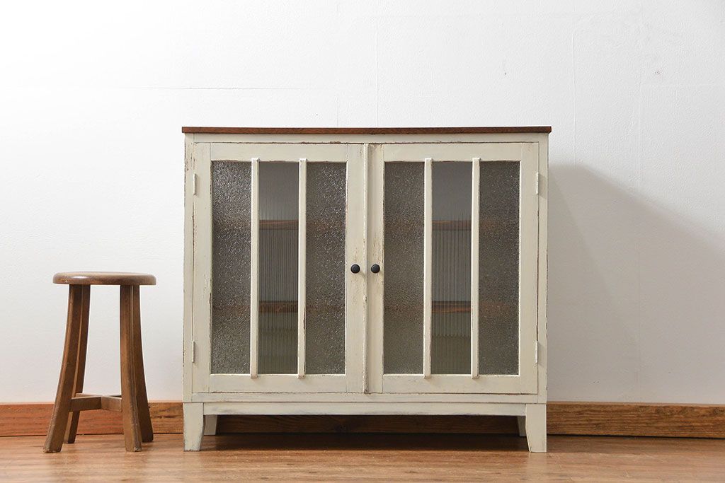 アンティーク家具　アンティークペイント　かわいい脚付きキッチンキャビネット(2)(食器棚、収納棚)