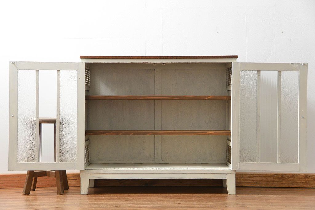 アンティーク家具　アンティークペイント　かわいい脚付きキッチンキャビネット(2)(食器棚、収納棚)