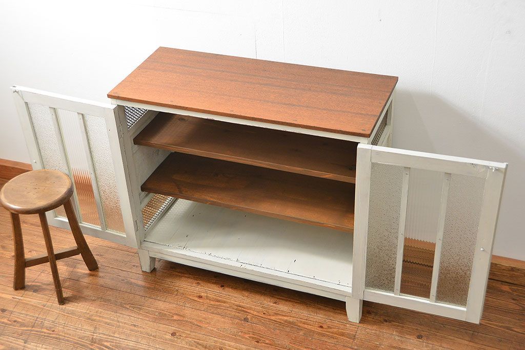 アンティーク家具　アンティークペイント　かわいい脚付きキッチンキャビネット(2)(食器棚、収納棚)