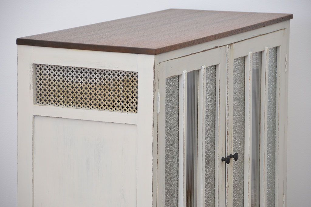 アンティーク家具　アンティークペイント　かわいい脚付きキッチンキャビネット(2)(食器棚、収納棚)