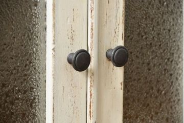 アンティーク家具　アンティークペイント　かわいい脚付きキッチンキャビネット(2)(食器棚、収納棚)