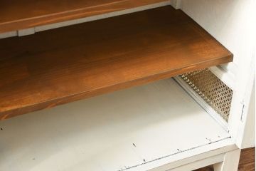 アンティーク家具　アンティークペイント　かわいい脚付きキッチンキャビネット(2)(食器棚、収納棚)