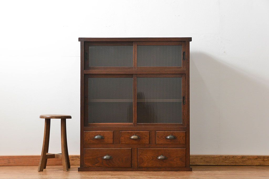 アンティーク家具　アンティーク 古い木のモールガラス収納棚(食器棚、飾り棚)