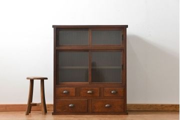 アンティーク家具　アンティーク 古い木のモールガラス収納棚(食器棚、飾り棚)