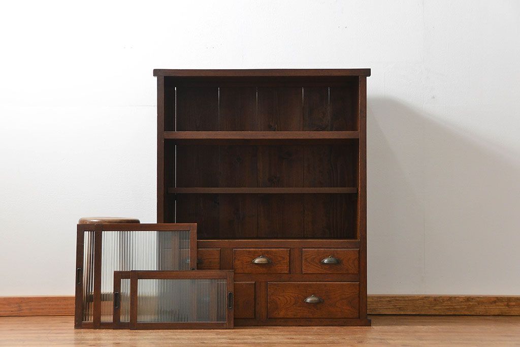 アンティーク家具　アンティーク 古い木のモールガラス収納棚(食器棚、飾り棚)