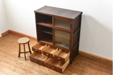 アンティーク家具　アンティーク 古い木のモールガラス収納棚(食器棚、飾り棚)