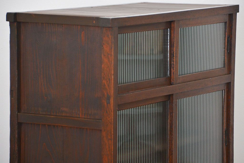 アンティーク家具　アンティーク 古い木のモールガラス収納棚(食器棚、飾り棚)