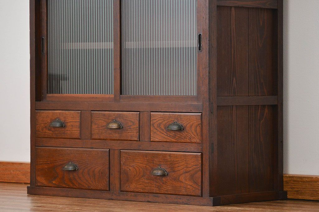 アンティーク家具　アンティーク 古い木のモールガラス収納棚(食器棚、飾り棚)