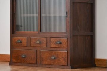 アンティーク家具　アンティーク 古い木のモールガラス収納棚(食器棚、飾り棚)