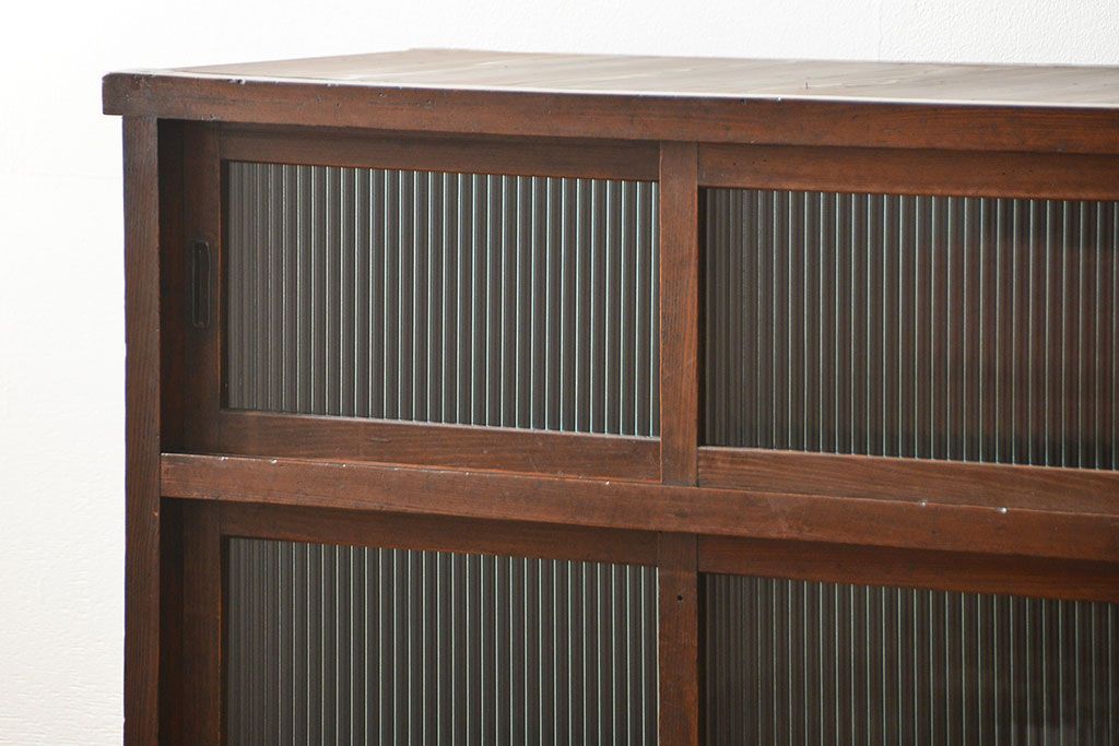 アンティーク家具　アンティーク 古い木のモールガラス収納棚(食器棚、飾り棚)