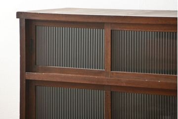 アンティーク家具　アンティーク 古い木のモールガラス収納棚(食器棚、飾り棚)