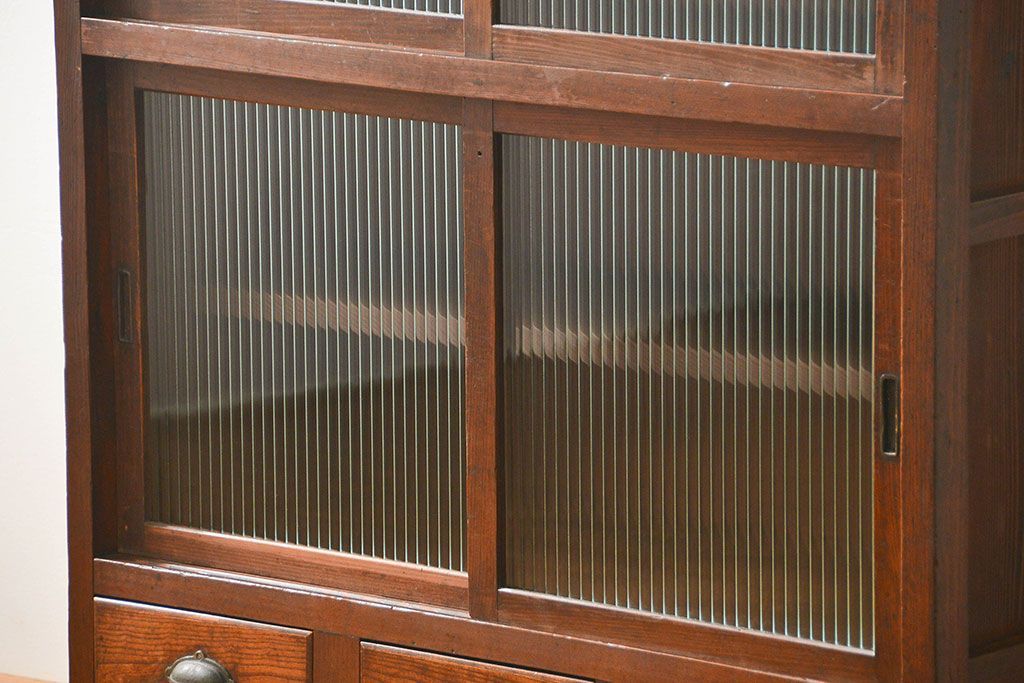 アンティーク家具　アンティーク 古い木のモールガラス収納棚(食器棚、飾り棚)