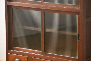 アンティーク家具　アンティーク 古い木のモールガラス収納棚(食器棚、飾り棚)