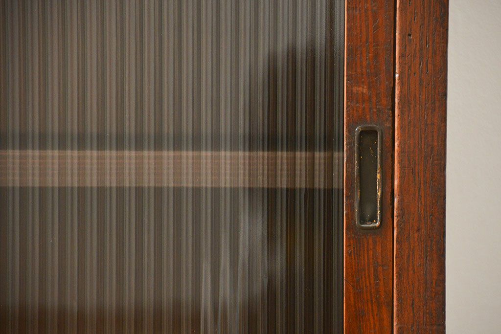 アンティーク家具　アンティーク 古い木のモールガラス収納棚(食器棚、飾り棚)