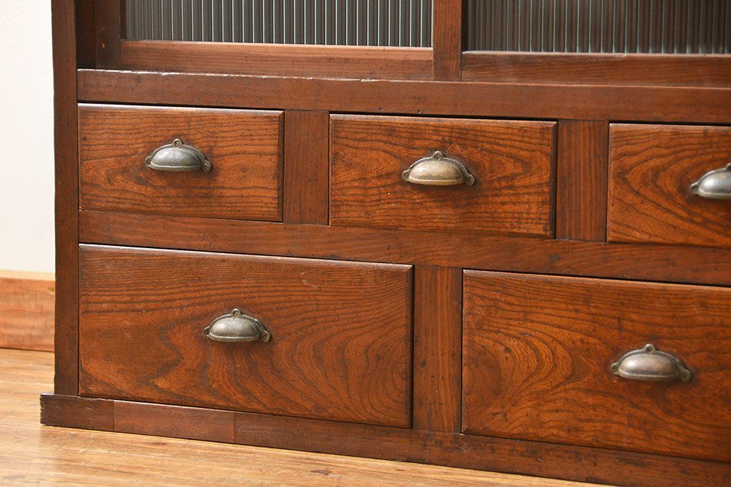 アンティーク家具　アンティーク 古い木のモールガラス収納棚(食器棚、飾り棚)