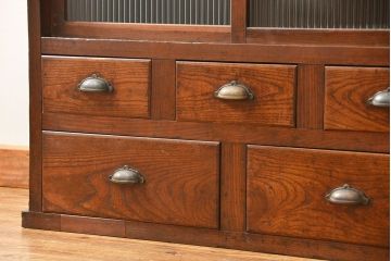 アンティーク家具　アンティーク 古い木のモールガラス収納棚(食器棚、飾り棚)