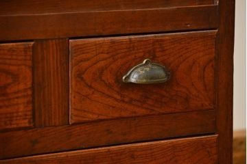 アンティーク家具　アンティーク 古い木のモールガラス収納棚(食器棚、飾り棚)