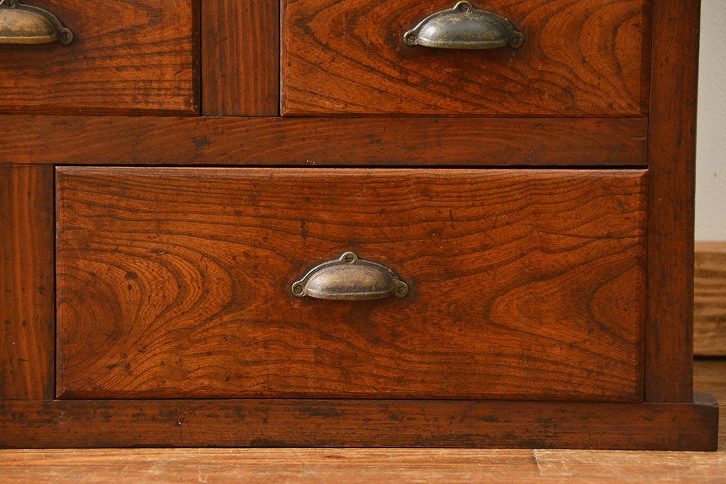 アンティーク家具　アンティーク 古い木のモールガラス収納棚(食器棚、飾り棚)