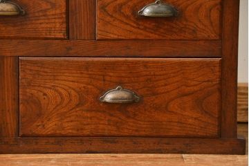 アンティーク家具　アンティーク 古い木のモールガラス収納棚(食器棚、飾り棚)