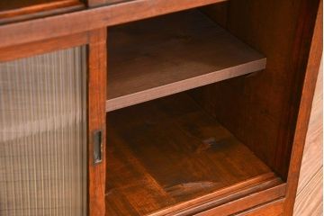 アンティーク家具　アンティーク 古い木のモールガラス収納棚(食器棚、飾り棚)