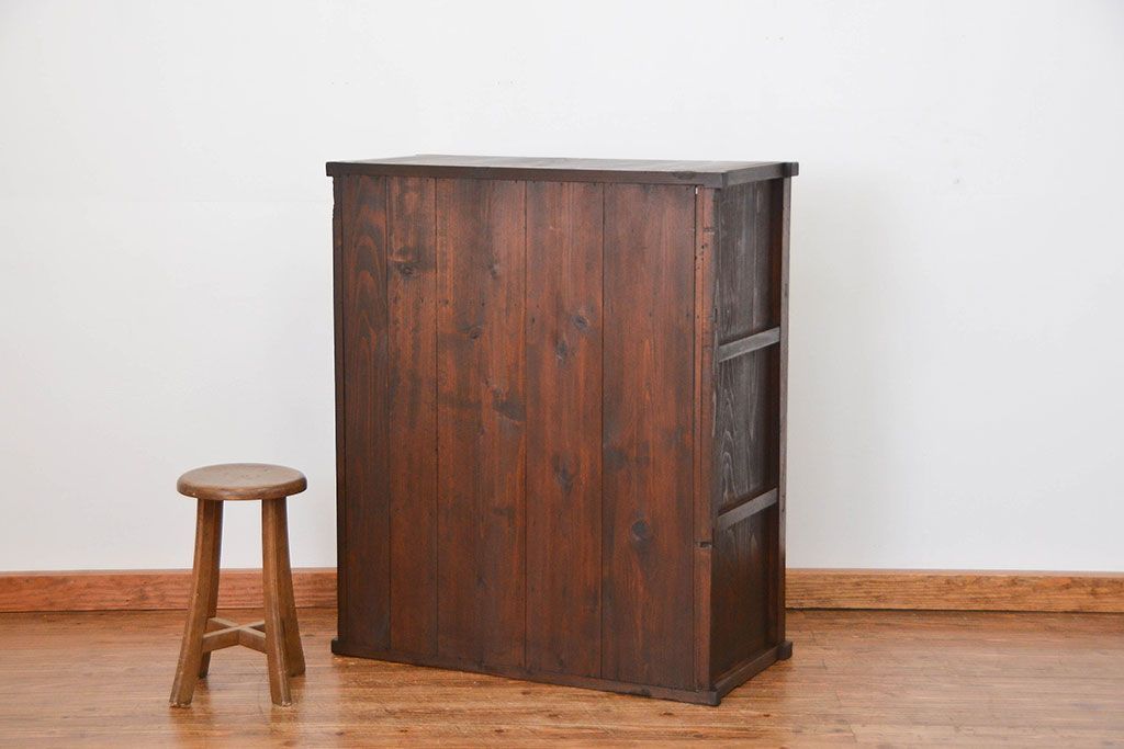 アンティーク家具　アンティーク 古い木のモールガラス収納棚(食器棚、飾り棚)