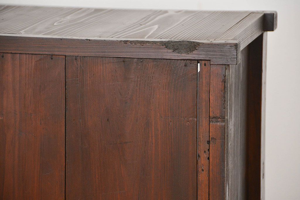 アンティーク家具　アンティーク 古い木のモールガラス収納棚(食器棚、飾り棚)