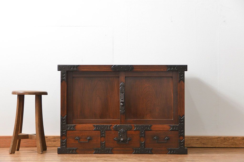 アンティーク家具　古民具・骨董 分厚い金具の重厚な三国帳場箪笥(時代箪笥、ローボード、TVボード、テレビボード)