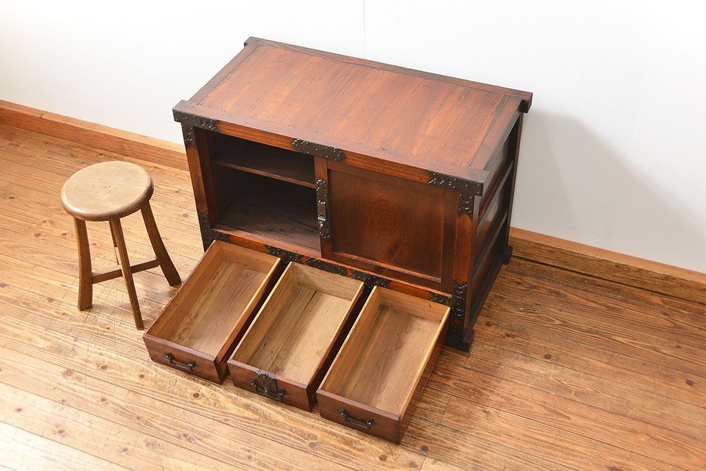 アンティーク家具　古民具・骨董 分厚い金具の重厚な三国帳場箪笥(時代箪笥、ローボード、TVボード、テレビボード)
