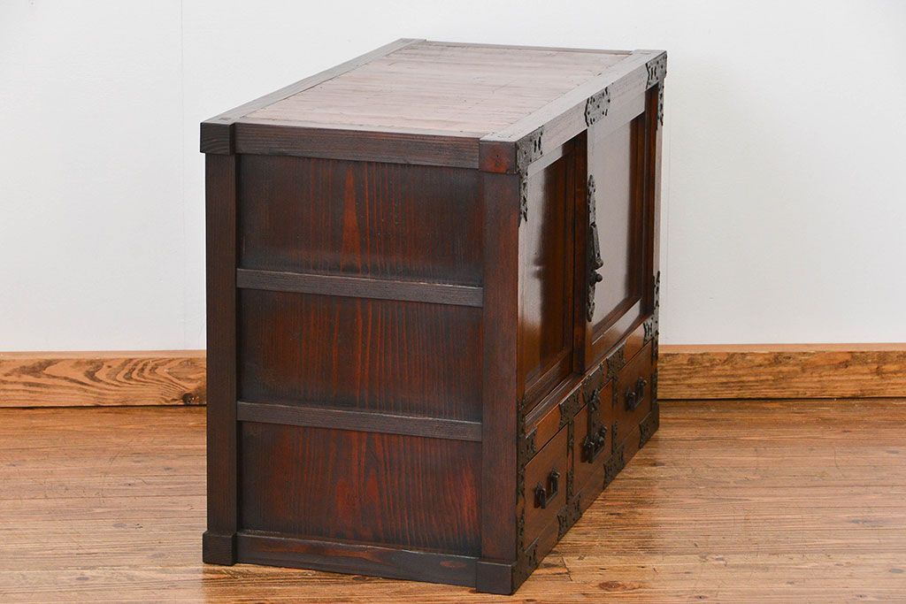 アンティーク家具　古民具・骨董 分厚い金具の重厚な三国帳場箪笥(時代箪笥、ローボード、TVボード、テレビボード)