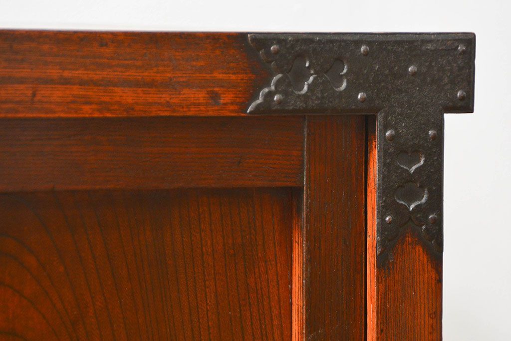 アンティーク家具　古民具・骨董 分厚い金具の重厚な三国帳場箪笥(時代箪笥、ローボード、TVボード、テレビボード)